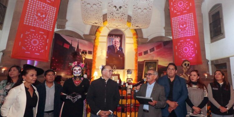 PRESENTAN ALTAR A LA MEMORIA DE DANIEL DE LA LLERA EN PALACIO MUNICIPAL