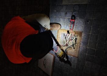 REPARAN ALUMBRADO PÚBLICO EN CAMELLÓN CENTRAL DE AV. HIMALAYA