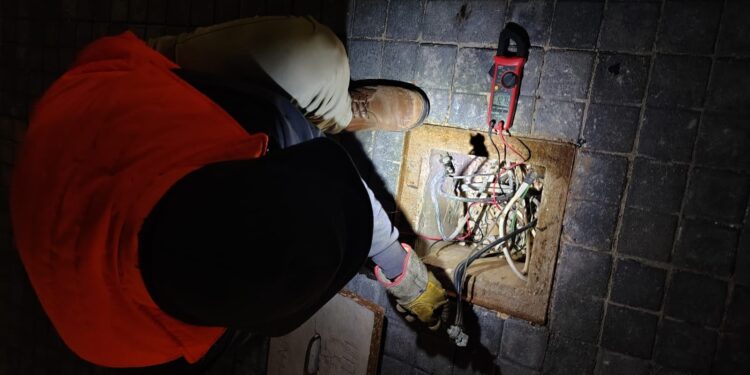 REPARAN ALUMBRADO PÚBLICO EN CAMELLÓN CENTRAL DE AV. HIMALAYA