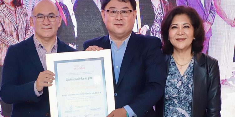 DIF CAPITALINO ENTREGA RECONOCIMIENTOS A 46 EMPRESAS POR APOYAR A LAS FAMILIAS