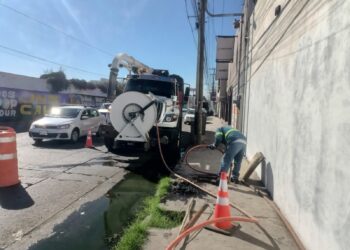 ATIENDEN FUGA DE AGUAS RESIDUALES EN PROLONGACIÓN MUÑOZ