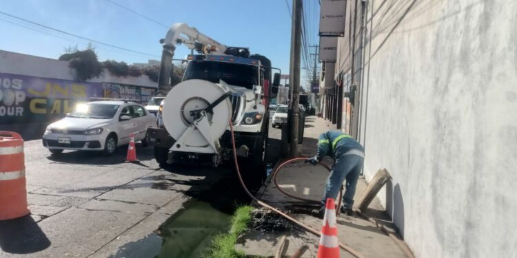 ATIENDEN FUGA DE AGUAS RESIDUALES EN PROLONGACIÓN MUÑOZ