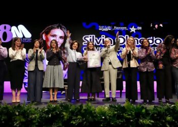 SILVIA OLMEDO IMPARTE CONFERENCIA A LAS MUJERES POTOSINAS