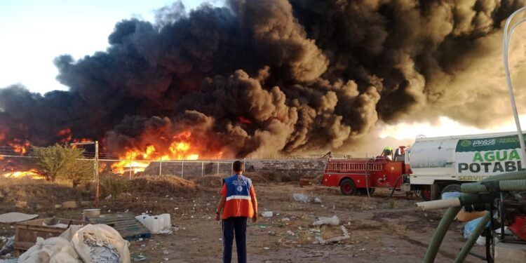 PROTECCIÓN CIVIL MUNICIPAL COLABORA EN EL COMBATE AL INCENDIO EN EJE 124