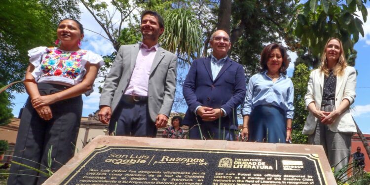 DEVELAN PLACA QUE RECONOCE A LA CAPITAL POTOSINA COMO CIUDAD CREATIVA DE LA LITERATURA POR LA UNESCO