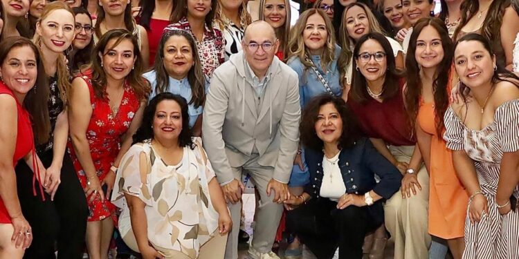 CELEBRA EL ALCALDE A MADRES TRABAJADORAS