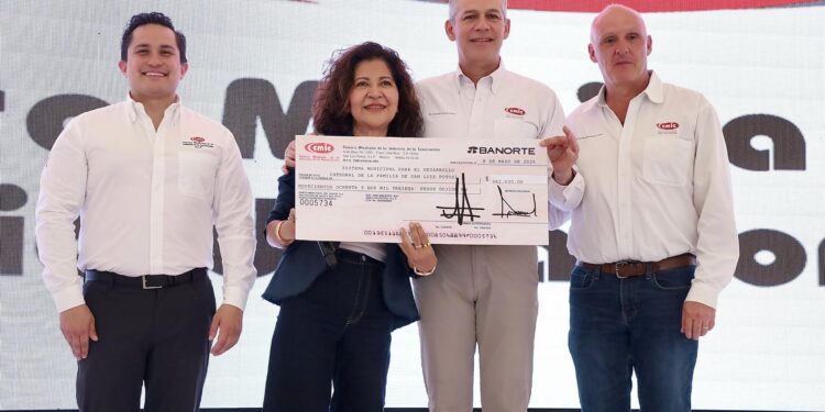CMIC ENTREGA DONATIVO POR CASI 1 MDP PARA BENEFICIAR A FAMILIAS POTOSINAS