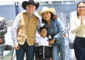 PRESIDENTA DEL DIF CAPITALINO ENTREGA LENTES A HABITANTES DE BOCAS