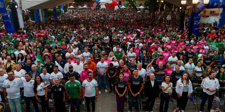 POTOSINOS DISFRUTAN DEL TRIUNFO DE MÉXICO EN LA PLAZA DEL CARMEN
