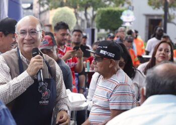 ENTREGA ALCALDE CAPITALINO PAQUETES PARA ARMAR CARNE ASADA Y FESTEJAR EL DÍA DEL PADRE