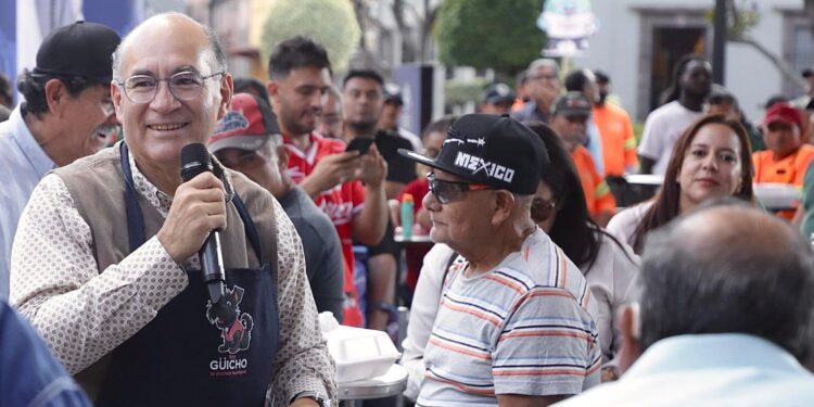 ENTREGA ALCALDE CAPITALINO PAQUETES PARA ARMAR CARNE ASADA Y FESTEJAR EL DÍA DEL PADRE
