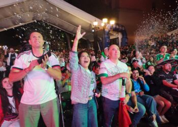 CELEBRAN TRIUNFO HISTÓRICO DE MÉXICO EN PLAZA DEL CARMEN