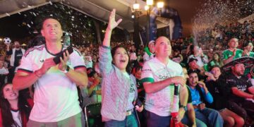 CELEBRAN TRIUNFO HISTÓRICO DE MÉXICO EN PLAZA DEL CARMEN