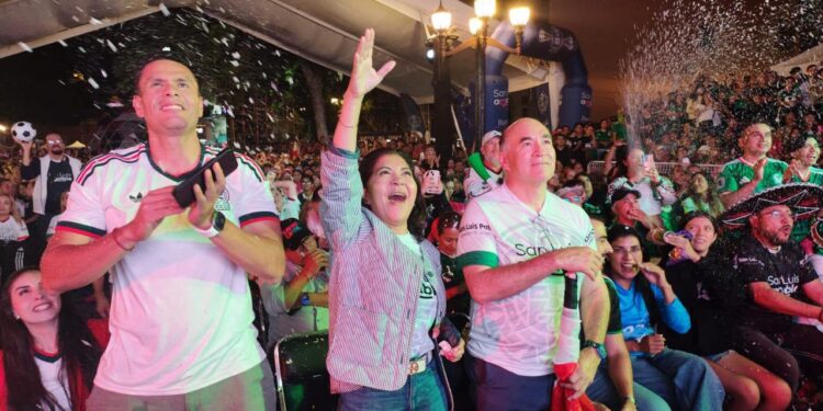 CELEBRAN TRIUNFO HISTÓRICO DE MÉXICO EN PLAZA DEL CARMEN