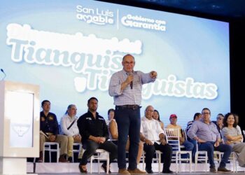 FESTEJA ALCALDE A COMERCIANTES EN EL DIA DEL TIANGUISTA