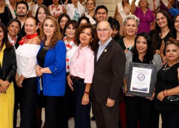 CONVIVEN Y FELICITAN A PERSONAS ADULTAS MAYORES EN EL DÍA DEL ABUELO