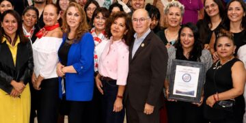 CONVIVEN Y FELICITAN A PERSONAS ADULTAS MAYORES EN EL DÍA DEL ABUELO