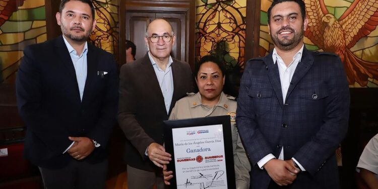 RECONOCEN Y PREMIAN A BOMBERAS Y BOMBEROS POTOSINOS
