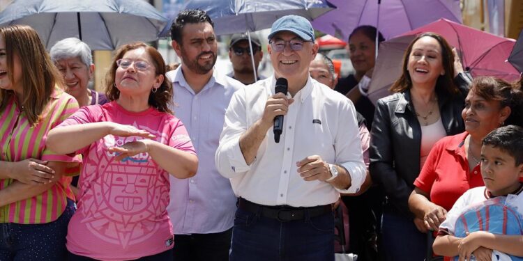 PONEN EN MARCHA REHABILITACIÓN VIAL DE LA CALLE AMATISTA